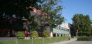 Bild: Außenansicht der Helen-Keller-Schule, zu sehen ist Haus 1 und die Eingangshalle