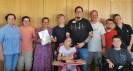 Das Bild zeigt Schülerinnen und Schüler unserer Schule, Herrn Ricken von der Schulleitung, Herrn Ronzon als SV-Lehrer und Fr. Heuer und Frau Engel vom Kinderschutzbund bei der Spendenübergabe.
