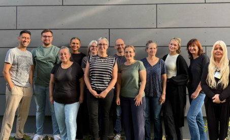 Das Bild zeigt das Pflegeteam der LVR-Helen-Keller-Schule, stehend vor einer Wand.