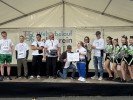 Das Bild zeigt ein Team der Helen-Keller-Schule auf der B&uuml;hne bei der Spenden&uuml;bergabe.