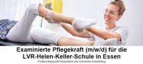 Auf dem Bild sieht man eine Therapeutin, die einen Patienten / eine Patientin am Unterschenkel behandelt.