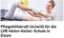 Das Bild zeigt eine Krankenpflegerin, die ein Bein eines Patienten behandelt.