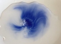 Das Bild zeigt das Ergebnis des Experiments - in Wasser verlaufende blaue Tinte.